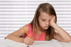 Trẻ có thể phải đối mặt với căng thẳng ở trường hoặc thậm chí ở nhà mà cha mẹ không hề hay biết. Ảnh: INT.