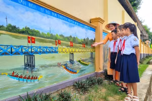 Học sinh tham quan bức tranh vẽ Lễ hội đua thuyền ở di tích Hiền Lương. Ảnh: Đức Tài
