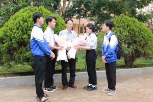 Thầy Hoàng Minh Ngọc nhận bó hoa tươi thắm và sự tri ân từ các thế hệ học sinh sau gần 40 năm cống hiến cho sự nghiệp giáo dục. Ảnh: TT