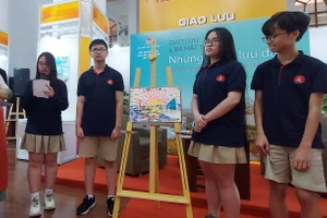 Học sinh Trường THCS - THPT Marie Curie tham gia hoạt động vẽ tranh tại buổi giao lưu và ra mắt sách “Những miền lưu dấu”. Ảnh: Bình Thanh