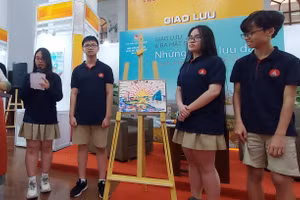 Học sinh Trường THCS - THPT Marie Curie tham gia hoạt động vẽ tranh tại buổi giao lưu và ra mắt sách “Những miền lưu dấu”. Ảnh: Bình Thanh