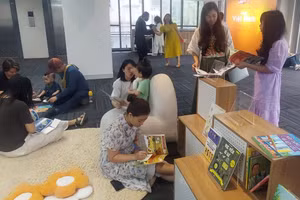 Độc giả đọc sách và chia sẻ về nghề nghiệp tại workshop “Sự đa dạng của nghề nghiệp qua lăng kính sách thiếu nhi”. Ảnh: Bình Thanh.