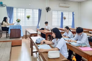 Cô Bùi Thị Trúc Ly - giáo viên môn Lịch sử, Trung tâm GDTX tỉnh Đồng Tháp dạy bồi dưỡng học sinh giỏi dự thi cấp tỉnh. Ảnh: NTCC