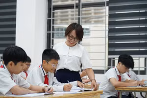 Cô, trò Trường THCS Giảng Võ (Hà Nội). Ảnh: Xuân Phú