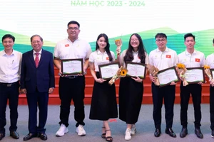 Sinh viên ĐH Đà Nẵng được nhận Học bổng “Chương trình Phát triển Nhân tài” năm học 2023 – 2024. Ảnh: NTCC