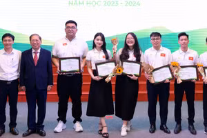 Sinh viên ĐH Đà Nẵng được nhận Học bổng “Chương trình Phát triển Nhân tài” năm học 2023 – 2024. Ảnh: NTCC