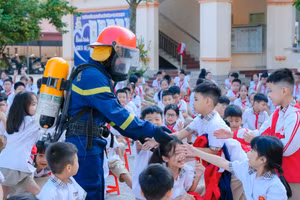 Học sinh Trường Tiểu học Trần Nhân Tông tham gia Chương trình trải nghiệm tuyên truyền, thực hành chữa cháy và thoát hiểm, thoát nạn.