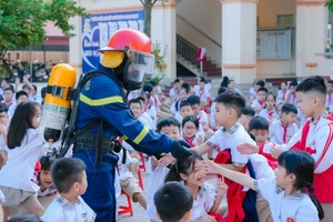 Học sinh Trường Tiểu học Trần Nhân Tông tham gia Chương trình trải nghiệm tuyên truyền, thực hành chữa cháy và thoát hiểm, thoát nạn.