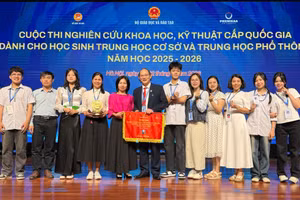 Ông Cù Huy Hoàn (áo đen) cùng các giáo viên và học sinh chụp ảnh lưu niệm sau lễ bế mạc.