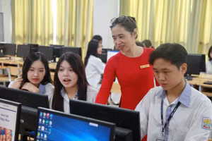 Cô trò Trường THPT Kim Liên (Hà Nội) trong giờ học. Ảnh: Vân Anh