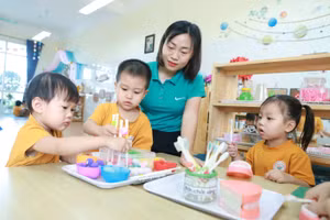 Trẻ tại Trường Mầm non An Khánh B (An Khánh, Hà Nội) trong một hoạt động góc dưới sự hướng dẫn của cô giáo. Ảnh: Đình Tuệ