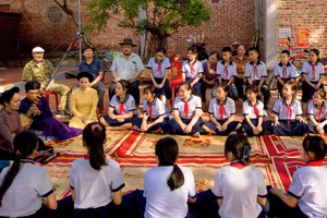 Cô trò Trường Tiểu học Hoà Bình cùng thực hành hát ca trù trong không gian văn hoá xưa.