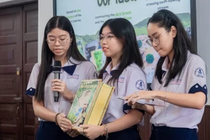 Học sinh Trường THPT chuyên Trần Đại Nghĩa (TPHCM) thuyết trình sản phẩm cuộc thi viết cảm nhận và thiết kế bìa sách về Bác Hồ bằng tiếng Anh, tiếng Pháp và tiếng Đức. Ảnh: TĐN