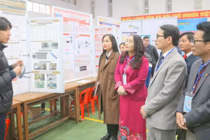 Học sinh thuyết trình tại cuộc thi KHKT được Sở GD&ĐT Quảng Trị tổ chức. 