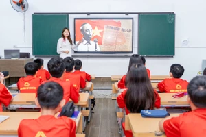 Học sinh Trường THCS & THPT Lương Thế Vinh (cơ sở Yên Hòa, Hà Nội) học với tivi thông minh trên lớp. Ảnh: Khôi Nguyên