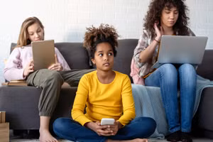 Việc đặt ra những kỳ vọng không công bằng dựa trên sự phát triển của những đứa trẻ khác là điều không thực tế. Ảnh: Raising digital citizens