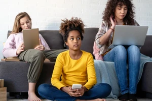 Việc đặt ra những kỳ vọng không công bằng dựa trên sự phát triển của những đứa trẻ khác là điều không thực tế. Ảnh: Raising digital citizens