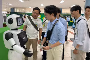 Sinh viên tham quan sản phẩm robot hình người trình diễn tại TPHCM. Ảnh: Hà An