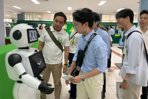 Sinh viên tham quan sản phẩm robot hình người trình diễn tại TPHCM. Ảnh: Hà An