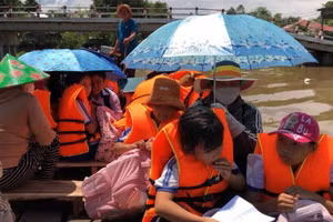 Học sinh ở vùng lũ ấp Phú Hiệp (Phú Hữu, An Giang) được đưa trở về nhà sau buổi học. Ảnh: T Hằng - N. Thanh