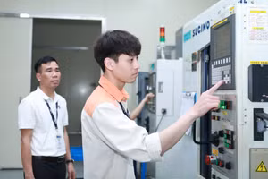 Sinh viên Trường Cao đẳng Lý Thái Tổ tại phòng thực hành. Ảnh: Đình Tuệ