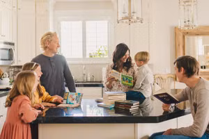 Một trong những cách đơn giản nhưng hiệu quả nhất để giới thiệu lịch sử cho trẻ là đi bộ khám phá cộng đồng. Ảnh: INT.