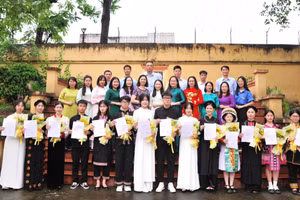 Học sinh Trường PT Vùng cao Việt Bắc được kết nạp Đảng ngay khi còn ngồi trên ghế nhà trường. Ảnh: Phương Thảo