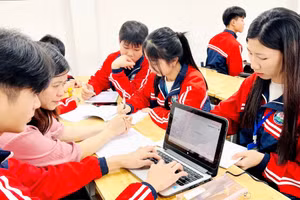 Cô và trò Trường THPT Tức Tranh (Phú Lương, Thái Nguyên) trao đổi về cách ứng dụng AI vào học môn Ngữ văn.