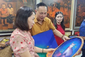 Họa sĩ Hoàng Trúc giới thiệu về bộ sưu tập tranh của mình. 