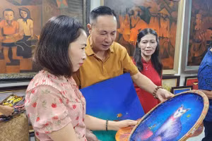 Họa sĩ Hoàng Trúc giới thiệu về bộ sưu tập tranh của mình. 