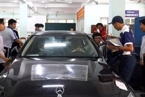 Học sinh THCS tham quan các phòng thực hành của Trường Cao đẳng nghề Cần Thơ. Ảnh: Q. Ngữ