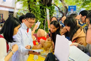 Học sinh Trường THPT Nguyễn Công Trứ (TPHCM) tham gia chuyên đề hướng nghiệp “Áo blouse trắng tương lai”. Ảnh: Lâm Ngọc