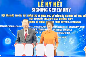 Đại diện Trường Cao đẳng Cơ điện Hà Nội và Trường THPT Trương Định ký kết hợp tác. Ảnh: NTCC