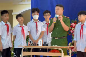 Trường THCS Hợp Giang (Cao Bằng) mời công an tuyên truyền về phòng, chống tác hại của thuốc lá. Ảnh: NTCC