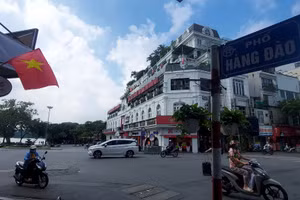 Cơn bão đi qua, bầu trời Hà Nội sẽ xanh trở lại. Ảnh: Bình Thanh