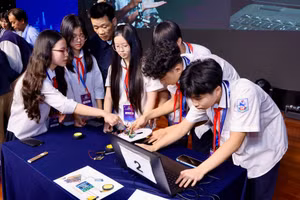 Học sinh tham gia workshop “Chạm vào công nghệ” tại hội thảo “Giáo dục STEM - Định hướng đào tạo nhân lực từ trường phổ thông”. Ảnh: Nguyễn Mạnh