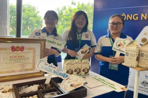 Nhóm sinh viên và sản phẩm nghiên cứu tại khu trưng bày Trung tâm Khởi nghiệp sáng tạo TPHCM. Ảnh: Hà An