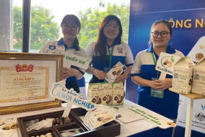 Nhóm sinh viên và sản phẩm nghiên cứu tại khu trưng bày Trung tâm Khởi nghiệp sáng tạo TPHCM. Ảnh: Hà An