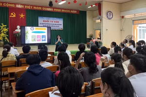 Trường THPT Võ Văn Kiệt (Vĩnh Long) tư vấn lựa chọn môn học cho học sinh, phụ huynh trước năm học 2024 - 2025. Ảnh: NTCC