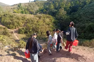 Cung đường đến mó nước của học sinh Trường PTDTBT Tiểu học & THCS Nậm Ngà.