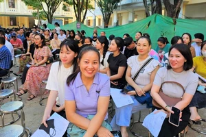 Phụ huynh và học sinh Trường THPT Hà Huy Tập (TP Vinh, Nghệ An) tham gia đăng ký tổ hợp lớp sau khi nhập học. Ảnh: NTCC