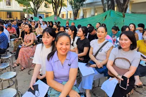 Phụ huynh và học sinh Trường THPT Hà Huy Tập (TP Vinh, Nghệ An) tham gia đăng ký tổ hợp lớp sau khi nhập học. Ảnh: NTCC