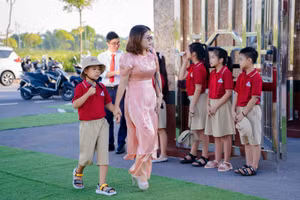 Phụ huynh cùng con đến trường năm học mới tại Trường Tiểu học Cửa Nam (Nam Định, Ninh Bình). Ảnh: Vân Anh