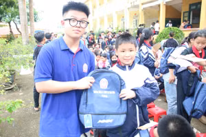 Trường THCS và THPT Lê Quý Đôn (Hà Nội) tặng sách vở, cặp sách cho học sinh Trường PTDTBT THCS Văn Lăng, huyện Đồng Hỷ (Thái Nguyên). Ảnh: Phương Thảo