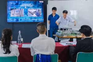 Các đội dự thi đến từ những trường THPT đang trình bày mẫu thử và nhận góp ý từ ban huấn luyện cuộc thi U-Invent 2024. Ảnh: VNUK