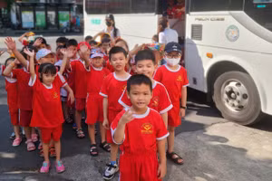 Xe đưa đón của hệ thống trường quốc tế trên địa bàn TPHCM. Ảnh: Lâm Ngọc