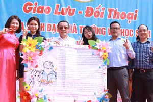 Thầy trò Trường THPT Chất lượng cao Lê Lợi (Hà Đông, Hà Nội). Ảnh: Đình Tuệ