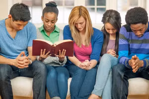 Thế hệ trẻ cũng đối mặt với thách thức không nhỏ trong việc định hình lòng yêu nước. Ảnh: INT