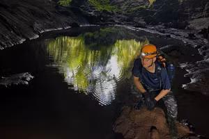 Võ Hoàng Phi tham quan thực tế tại hố sụt Kong (Quảng Bình). 