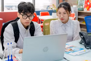 Thí sinh tìm hiểu thông tin tuyển sinh tại Trường Đại học Công nghệ TPHCM. Ảnh: HUTECH